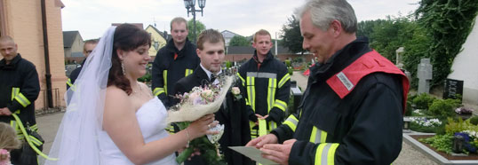 Löschgruppenführer Manfred Hemmersbach gratuliert zur Hochzeit.