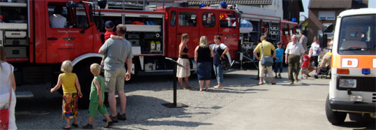 Wenn die Feuerwehr Libur einlädt, herrscht reges Interesse. Viele große und kleine Gäste kamen, um sich über unsere Ausrüstung und die ehrenamtliche Arbeit zu informieren.
