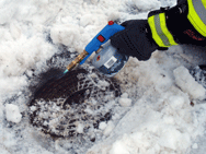 Ein Gasbrenner taut den eingefrorenen Hydranten auf - wenn ausreichend Zeit vorhanden ist.