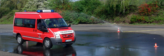 Bremsübungen mit dem Mannschaftstransportfahrzeug unserer Löschgruppe. Was da so einfach aussieht, will dennoch richtig beherrscht werden.