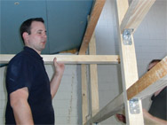 Die Deckenkonstruktion trägt nun eine weiße Holzdecke mit Halogen-Einbauspots.