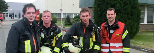 Nach der Übung bei der Deutz AG: Dem Angriffstrupp aus Libur ist die Anstrengung deutlich anzusehen.