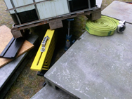 Unter diesem IBC-Container war eine Person eingeklemmt. Dank guter Ausbildung auf dem Feld der technischen Hilfe konnte die Löschgruppe Libur effektiv und schnell eine Befreiung des Patienten realisieren.