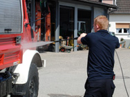 Auch Drecksarbeit will gemacht werden: Jeder packt bei uns mit an, damit die Mannschaft trainiert und das Gerät einsatzbereit ist.